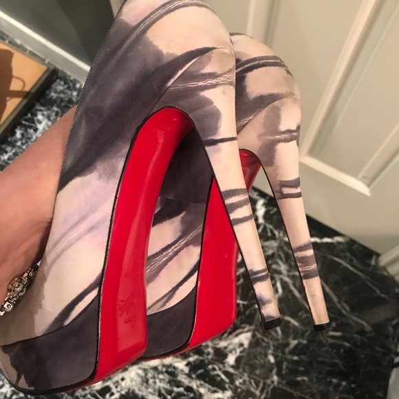 Christian Louboutin Round Toe marble Heels sz 41. - Picture 7 of 8